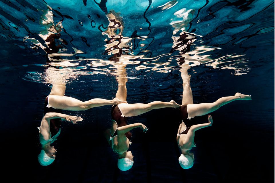 Drei Frauen beim Synchronschwimmen