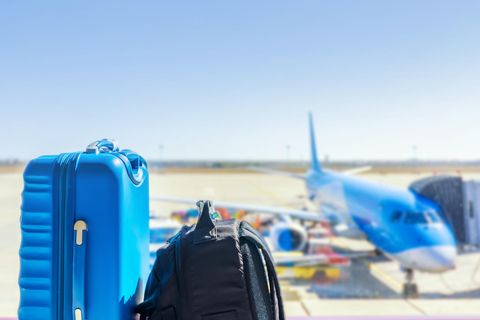 Gepäck an einem Flughafen mit Flugzeug auf Rollfeld