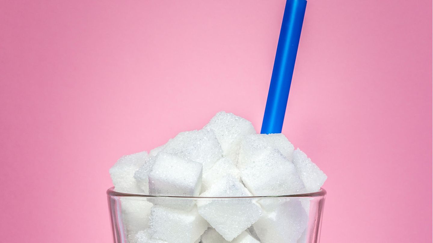 Glas voll mit Würfelzucker Glas voll mit Würfelzucker