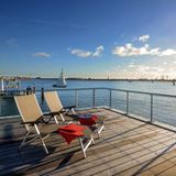 Pressetext:  Mitten in der Marina des Ostsee-Resorts Olpenitz liegt dieses schwimmende Häuschen, das auf einem Ponton errichtet ist und sich ganz bequem über einen Steg zu erreichen lässt. Das Schlafzimmer liegt direkt über dem Wasser, sodass sich Verliebte bei Wind vom sanften Wiegen des Hauses in den Schlaf schaukeln lassen können. Romantische Augenblicke  verspricht nicht nur die umlaufende Terrasse mit direktem Meerblick, sondern auch die eigene Sauna.  Wer länger bleiben möchte, findet dank des flexiblen Tagespreis-Systems Angebote für alle Geldbeutel und Urlaubsformen. Link zum Hausboot: https://www.holidu.de/d/5339534