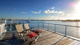 Pressetext:  Mitten in der Marina des Ostsee-Resorts Olpenitz liegt dieses schwimmende Häuschen, das auf einem Ponton errichtet ist und sich ganz bequem über einen Steg zu erreichen lässt. Das Schlafzimmer liegt direkt über dem Wasser, sodass sich Verliebte bei Wind vom sanften Wiegen des Hauses in den Schlaf schaukeln lassen können. Romantische Augenblicke  verspricht nicht nur die umlaufende Terrasse mit direktem Meerblick, sondern auch die eigene Sauna.  Wer länger bleiben möchte, findet dank des flexiblen Tagespreis-Systems Angebote für alle Geldbeutel und Urlaubsformen. Link zum Hausboot: https://www.holidu.de/d/5339534