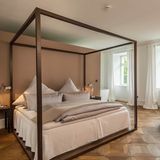 Zwischen Immenstaad am Bodensee und Hagnau liegt das wunderschöne Schloss Kirchberg, in dessen klassizistischem Ostflügel sich diese anspruchsvolle, 100 Quadratmeter große Ferienwohnung für zwei Personen befindet. Turteltauben genießen von hier sowohl einen Blick auf den herrschaftlich angelegten Barockgarten als auch auf den Schlosshof des Anwesens. Aufgrund der erhöhten Lage des Schlosses, 25 Meter über dem Bodensee, überblicken Gäste beim Frühstück im Garten oder während eines Sonnenbads weitläufige Weinreben, den tiefblauen Bodensee sowie das Alpenpanorama am Horizont. Bei Ankunft gibt es frische Blumen und Schokolade, sodass einem Aufenthalt in Zweisamkeit nichts mehr im Wege steht. https://www.holidu.de/d/42092046