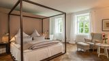 Zwischen Immenstaad am Bodensee und Hagnau liegt das wunderschöne Schloss Kirchberg, in dessen klassizistischem Ostflügel sich diese anspruchsvolle, 100 Quadratmeter große Ferienwohnung für zwei Personen befindet. Turteltauben genießen von hier sowohl einen Blick auf den herrschaftlich angelegten Barockgarten als auch auf den Schlosshof des Anwesens. Aufgrund der erhöhten Lage des Schlosses, 25 Meter über dem Bodensee, überblicken Gäste beim Frühstück im Garten oder während eines Sonnenbads weitläufige Weinreben, den tiefblauen Bodensee sowie das Alpenpanorama am Horizont. Bei Ankunft gibt es frische Blumen und Schokolade, sodass einem Aufenthalt in Zweisamkeit nichts mehr im Wege steht. https://www.holidu.de/d/42092046