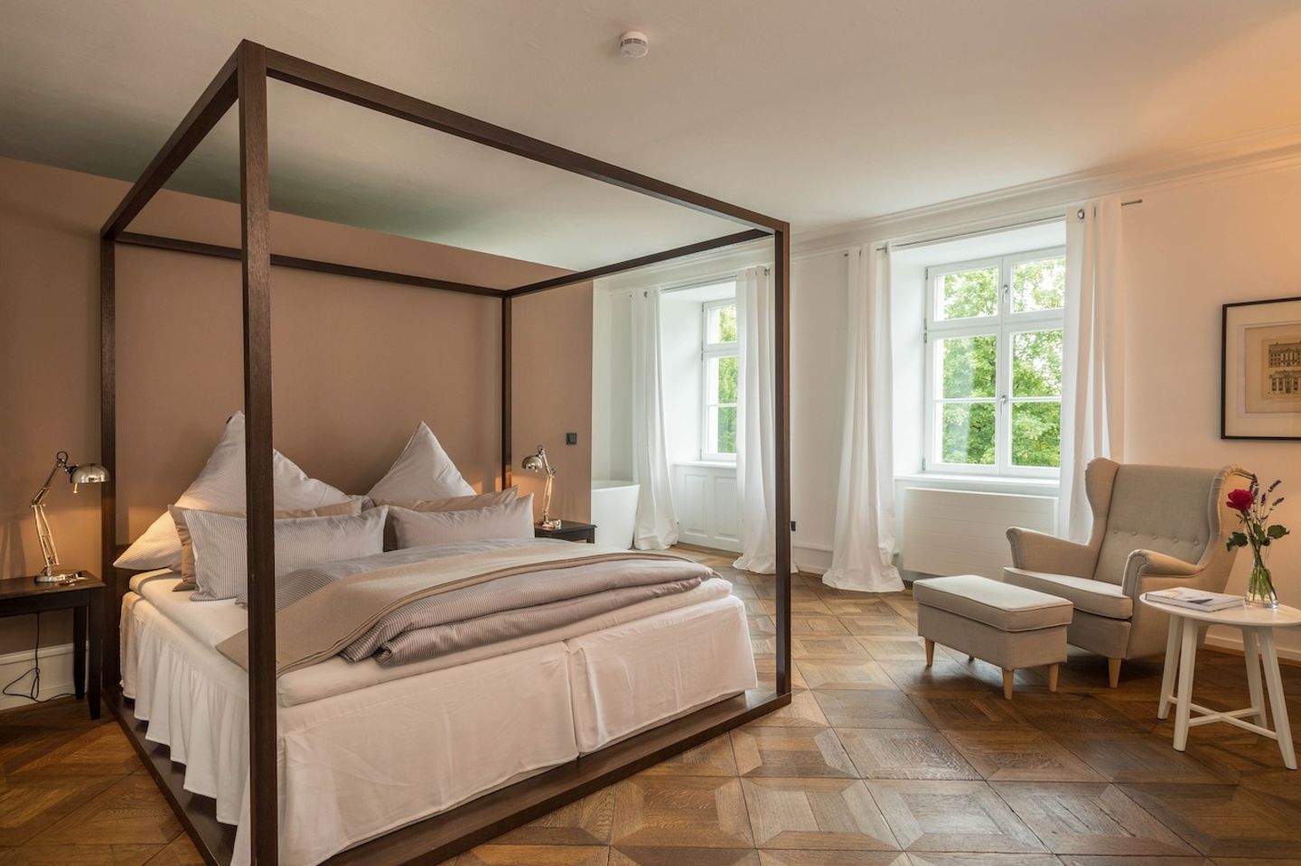 Stilvoll wohnen auf Schloss Kirchberg Zwischen Immenstaad am Bodensee und Hagnau liegt das wunderschöne Schloss Kirchberg, in dessen klassizistischem Ostflügel sich diese anspruchsvolle, 100 Quadratmeter große Ferienwohnung für zwei Personen befindet. Turteltauben genießen von hier sowohl einen Blick auf den herrschaftlich angelegten Barockgarten als auch auf den Schlosshof des Anwesens. Aufgrund der erhöhten Lage des Schlosses, 25 Meter über dem Bodensee, überblicken Gäste beim Frühstück im Garten oder während eines Sonnenbads weitläufige Weinreben, den tiefblauen Bodensee sowie das Alpenpanorama am Horizont. Bei Ankunft gibt es frische Blumen und Schokolade, sodass einem Aufenthalt in Zweisamkeit nichts mehr im Wege steht. https://www.holidu.de/d/42092046