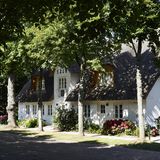 Das weiße Reetdach-Haus wurde 1814 gebaut und seitdem von Bauern und Bäckern, Seeleuten und Schülern genutzt. Seit 2016 beherbergt es Feriengäste. Diese finden Sie Erholung und Klarheit in der alten Bausubstanz. Sie trifft in den beiden hochwertig restaurierten Hausflügeln auf Designklassiker der Moderne, maßgefertigte Einbauten und eine erstklassige Ausstattung. Das Ambiente ist in Weiß mit pastellfarbigen Details und hellem Holz gehalten und hinterlässt einen frischen und klaren Eindruck. Das luxuriöse Ferienhaus teilt sich in Steuermann West und Steuermann Ost. Im Steuermann West finden auf zwei Stockwerken und 120m² sechs Personen Platz. Die Betten sind auf drei Schlafzimmer verteilt: zwei Zimmer mit Doppelbett und ein Zimmer mit zwei Einzelbetten. Im Erdgeschoss befindet sich der loftartige Wohn- und Küchenbereich mit Kaminofen und ein Schlafzimmer mit En-Suite-Bad. Im Obergeschoss sind zwei weitere Schlafzimmer und eine gläserne Sauna. Das Haus Steuermann West hat einen eigenen Eingang, einen großen Garten und zwei Terrassen.  Im Steuermann Ost finden auf zwei Stockwerken und 92m² vier Personen Platz. Die Betten sind auf zwei Schlafzimmer verteilt: ein Zimmer mit Doppelbett und ein Zimmer mit zwei Einzelbetten. Im Erdgeschoss befindet sich der loftartige Wohn- und Küchenbereich mit Tunnelkamin und Gästetoilette. Im Obergeschoss sind die Schlafzimmer und ein großes Badezimmer. Das Haus Steuermann Ost hat einen eigenen Eingang, einen großen Garten und zwei Terrassen.  https://steuermann.haus/