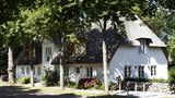 Das weiße Reetdach-Haus wurde 1814 gebaut und seitdem von Bauern und Bäckern, Seeleuten und Schülern genutzt. Seit 2016 beherbergt es Feriengäste. Diese finden Sie Erholung und Klarheit in der alten Bausubstanz. Sie trifft in den beiden hochwertig restaurierten Hausflügeln auf Designklassiker der Moderne, maßgefertigte Einbauten und eine erstklassige Ausstattung. Das Ambiente ist in Weiß mit pastellfarbigen Details und hellem Holz gehalten und hinterlässt einen frischen und klaren Eindruck. Das luxuriöse Ferienhaus teilt sich in Steuermann West und Steuermann Ost. Im Steuermann West finden auf zwei Stockwerken und 120m² sechs Personen Platz. Die Betten sind auf drei Schlafzimmer verteilt: zwei Zimmer mit Doppelbett und ein Zimmer mit zwei Einzelbetten. Im Erdgeschoss befindet sich der loftartige Wohn- und Küchenbereich mit Kaminofen und ein Schlafzimmer mit En-Suite-Bad. Im Obergeschoss sind zwei weitere Schlafzimmer und eine gläserne Sauna. Das Haus Steuermann West hat einen eigenen Eingang, einen großen Garten und zwei Terrassen.  Im Steuermann Ost finden auf zwei Stockwerken und 92m² vier Personen Platz. Die Betten sind auf zwei Schlafzimmer verteilt: ein Zimmer mit Doppelbett und ein Zimmer mit zwei Einzelbetten. Im Erdgeschoss befindet sich der loftartige Wohn- und Küchenbereich mit Tunnelkamin und Gästetoilette. Im Obergeschoss sind die Schlafzimmer und ein großes Badezimmer. Das Haus Steuermann Ost hat einen eigenen Eingang, einen großen Garten und zwei Terrassen.  https://steuermann.haus/