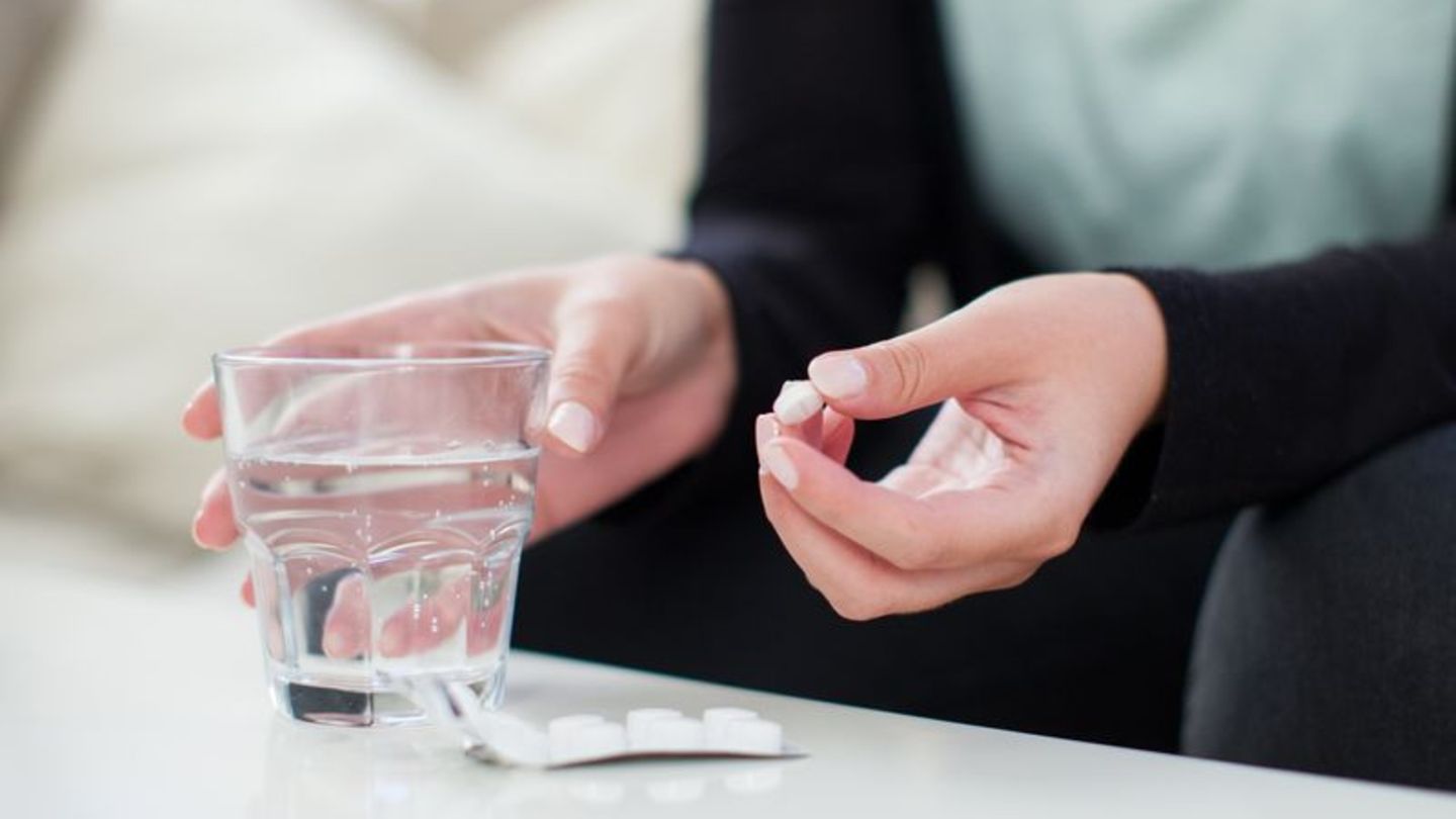 Schmerztabletten gibt es auch online zu kaufen. Man sollte vorab aber prüfen, ob die Versandapotheke auch registriert ist