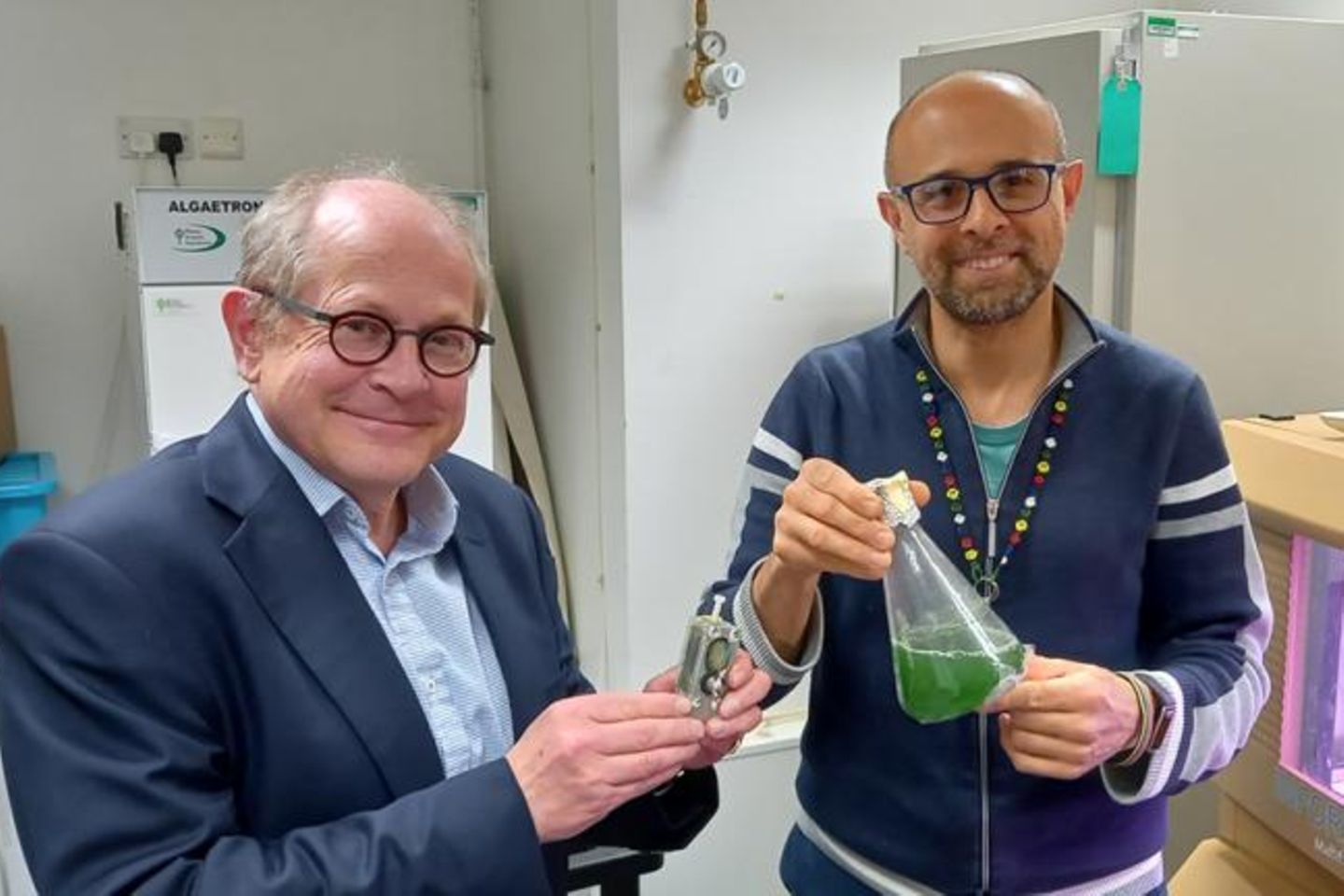 Christopher Howe und Paolo Bombelli von der Universität Cambridge präsentieren die energiespendenden Cyanobakterien  © Paolo Bombelli/ CC BY 3.0