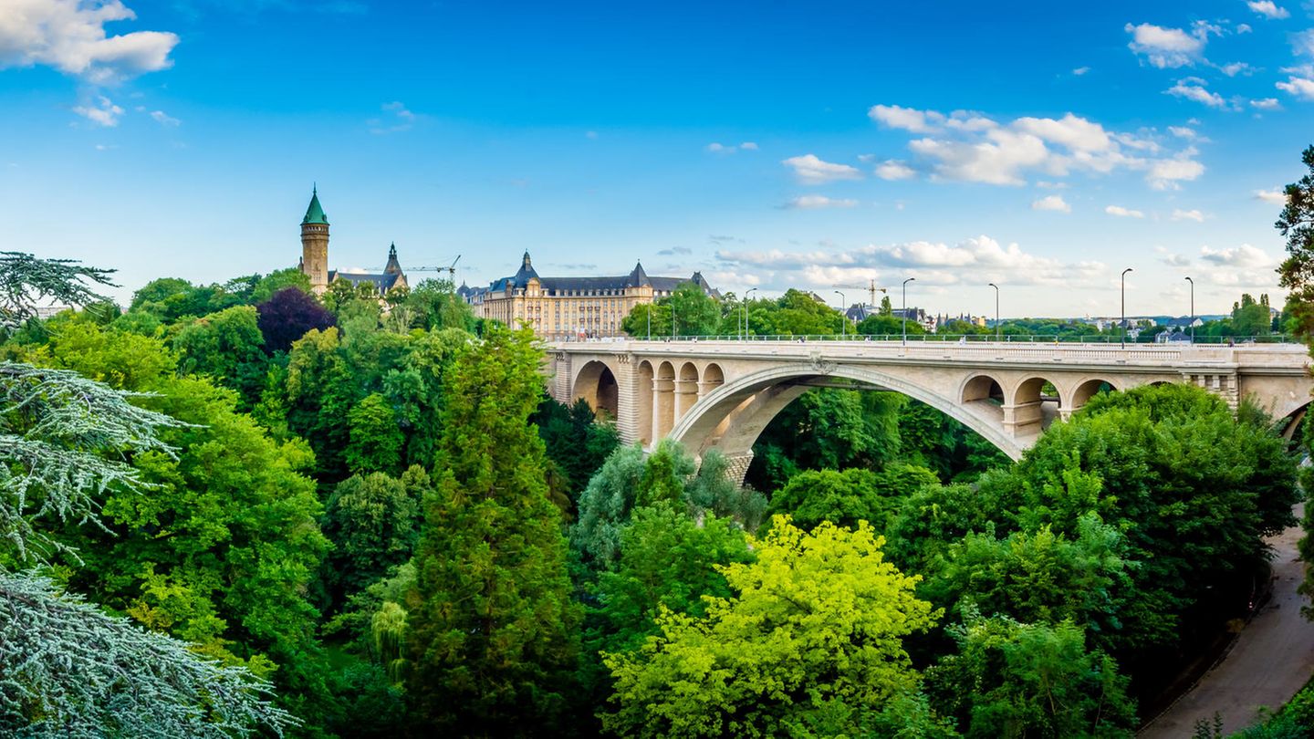 Der schönste Balkon Europas Große Brücke über grünen Bäumen