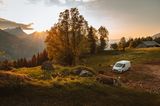 Ein Camper, einsam in der schweizer Natur