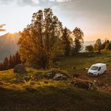 Ein Camper, einsam in der schweizer Natur