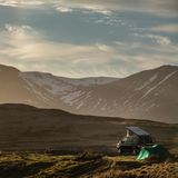 Ein Bulli in den schottischen Highlands