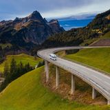 Von den imposanten Bergen Tirols bis zu den steierischen Weinstraßen, Österreich verspricht eine abwechslungsreiche Alpenlandschaft. Wer den Stellplatzführer Bauernleben besitzt, kann diese auf 520 Bauernhöfen und Weingütern genießen. Die Stellplätze sind kostenfrei und bis zu 24 Stunden nutzbar. Übernachtungen werden einen Tag vor der geplanten Ankunft angefragt. Reservierungen sind nicht möglich.  Die Betriebe bieten keine Sanitäranlagen an. Wasser, Strom oder W-LAN steht oft gegen eine geringe Gebühr zur Verfügung. Gleiches gilt für die Entsorgung von Müll. Entsprechende Informationen sind im Stellplatzführer aufgelistet. Das limitierte Buch ist online für 39,90 Euro erhältlich inklusive Kundenkarte, Vignette und Nutzung der kostenfreien App.