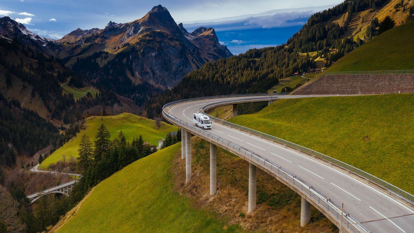 Österreich (Bauernleben) Von den imposanten Bergen Tirols bis zu den steierischen Weinstraßen, Österreich verspricht eine abwechslungsreiche Alpenlandschaft. Wer den Stellplatzführer Bauernleben besitzt, kann diese auf 520 Bauernhöfen und Weingütern genießen. Die Stellplätze sind kostenfrei und bis zu 24 Stunden nutzbar. Übernachtungen werden einen Tag vor der geplanten Ankunft angefragt. Reservierungen sind nicht möglich. Die Betriebe bieten keine Sanitäranlagen an. Wasser, Strom oder W-LAN steht oft gegen eine geringe Gebühr zur Verfügung. Gleiches gilt für die Entsorgung von Müll. Entsprechende Informationen sind im Stellplatzführer aufgelistet. Das limitierte Buch ist online für 39,90 Euro erhältlich inklusive Kundenkarte, Vignette und Nutzung der kostenfreien App.
