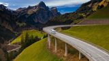 Von den imposanten Bergen Tirols bis zu den steierischen Weinstraßen, Österreich verspricht eine abwechslungsreiche Alpenlandschaft. Wer den Stellplatzführer Bauernleben besitzt, kann diese auf 520 Bauernhöfen und Weingütern genießen. Die Stellplätze sind kostenfrei und bis zu 24 Stunden nutzbar. Übernachtungen werden einen Tag vor der geplanten Ankunft angefragt. Reservierungen sind nicht möglich.  Die Betriebe bieten keine Sanitäranlagen an. Wasser, Strom oder W-LAN steht oft gegen eine geringe Gebühr zur Verfügung. Gleiches gilt für die Entsorgung von Müll. Entsprechende Informationen sind im Stellplatzführer aufgelistet. Das limitierte Buch ist online für 39,90 Euro erhältlich inklusive Kundenkarte, Vignette und Nutzung der kostenfreien App.