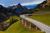 Von den imposanten Bergen Tirols bis zu den steierischen Weinstraßen, Österreich verspricht eine abwechslungsreiche Alpenlandschaft. Wer den Stellplatzführer Bauernleben besitzt, kann diese auf 520 Bauernhöfen und Weingütern genießen. Die Stellplätze sind kostenfrei und bis zu 24 Stunden nutzbar. Übernachtungen werden einen Tag vor der geplanten Ankunft angefragt. Reservierungen sind nicht möglich.  Die Betriebe bieten keine Sanitäranlagen an. Wasser, Strom oder W-LAN steht oft gegen eine geringe Gebühr zur Verfügung. Gleiches gilt für die Entsorgung von Müll. Entsprechende Informationen sind im Stellplatzführer aufgelistet. Das limitierte Buch ist online für 39,90 Euro erhältlich inklusive Kundenkarte, Vignette und Nutzung der kostenfreien App.