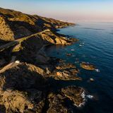Ein Wohnwagen parkt an der Küste vor Almería, Spanien