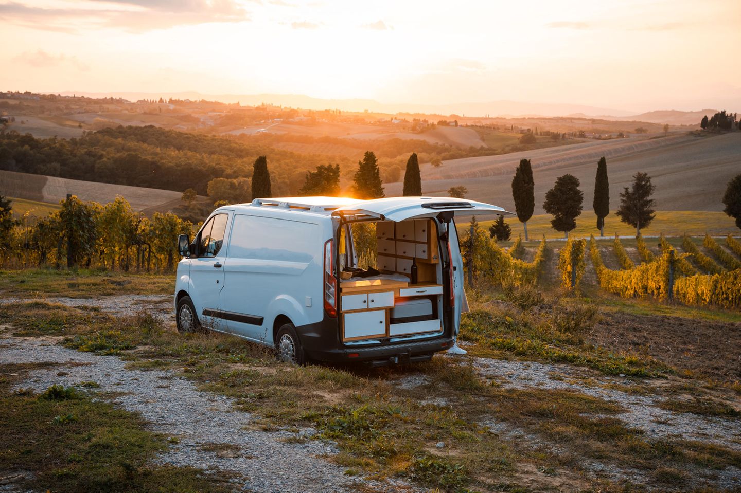 Ein umgebauter Transporter campt in einem Weingut in der Toskana