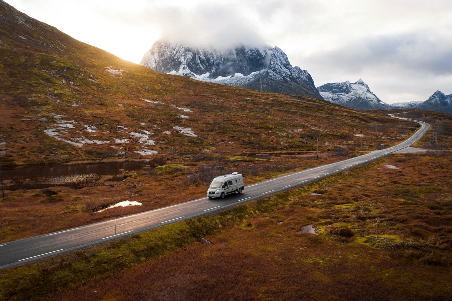 Ein Wohnwagen fährt auf der norwegischen Fylkesvei 862