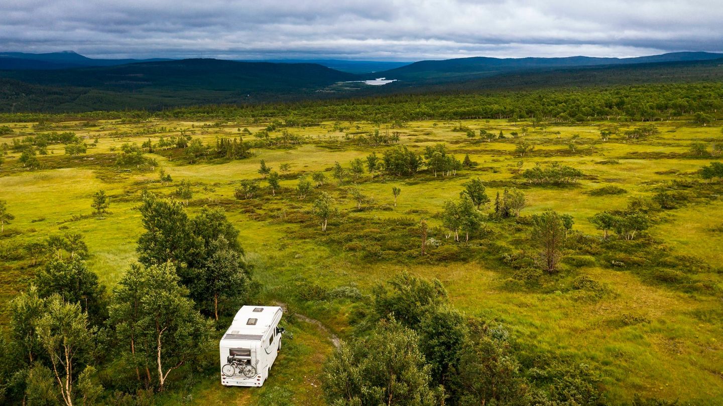 Schweden (Swedestops) Ein Wohnwagen parkt im schwedischen Ljungdalsfjällen