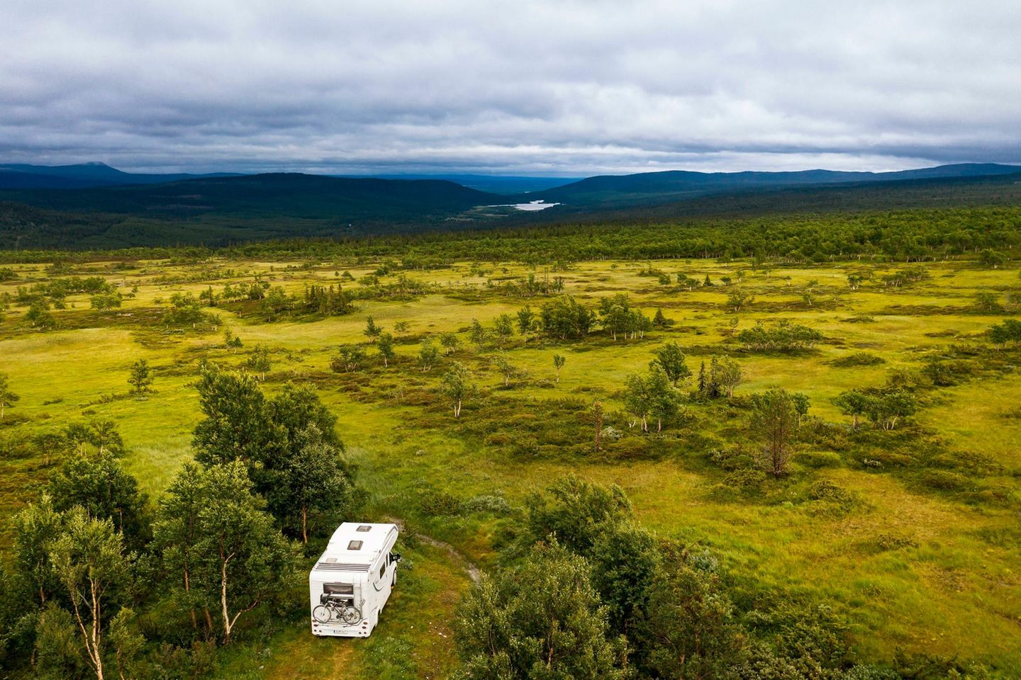 Ein Wohnwagen parkt im schwedischen Ljungdalsfjällen