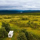 Ein Wohnwagen parkt im schwedischen Ljungdalsfjällen