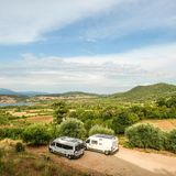 Wer seinen Urlaub gerne in Weinbergen verbringt, ist in Frankreich genau richtig. Seit 30 Jahren ermöglicht es der Reiseführer „France Passion“, Wohnmobile inmitten der Kulturlandschaften, wie auch bei traditionellen Handwerksbetrieben zu parken. Das Konzept: Bei über 2000 Winzern, Landwirten, Imkern und Co. können Camper kostenfrei bis zu 24 Stunden abgestellt werden. Solange es nicht explizit im Reiseführer angegeben ist, sind Reservierungen nicht möglich.  France Passion ist online für 30 Euro zu erstehen. Mit dem Kauf erhält man auch Zugang zu einem Onlinekonto und der App. Sobald das Buch in Besitz ist, kann es los gehen. Wichtig ist allerdings, dass der Camper autonom ist, also über eine Toilette verfügt.