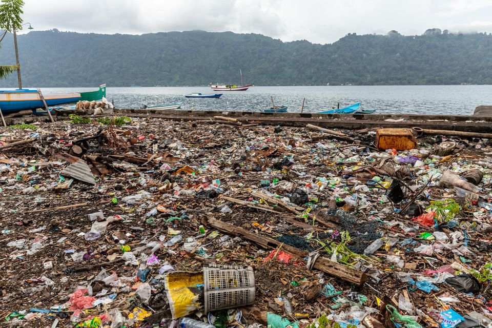 Große Mengen Plastikmüll am Fluss in Indonesien