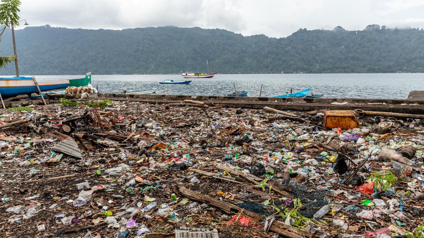 Große Mengen Plastikmüll am Fluss in Indonesien