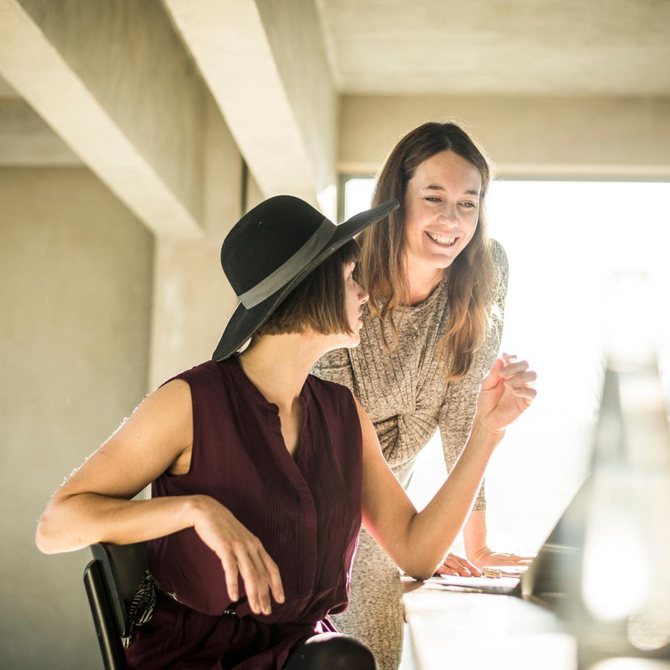 Freundschaften am Arbeitsplatz erfüllen wichtige Funktionen. Ob die Kollegin wirklich eine Freundin ist, stellt sich meist erst nach Beendigung des Arbeitsverhältnisses oder im Ruhestand heraus 