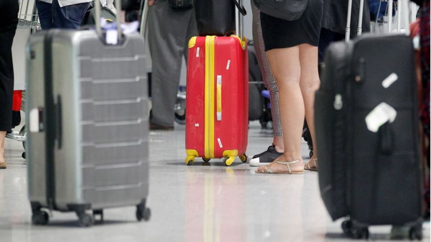 Wer aus dem Urlaub nach Deutschland zurückkehrt, braucht vorerst keinen 3G-Nachweis mehr. Foto: Roland Weihrauch/dpa/Archiv Flughafen Düsseldorf
