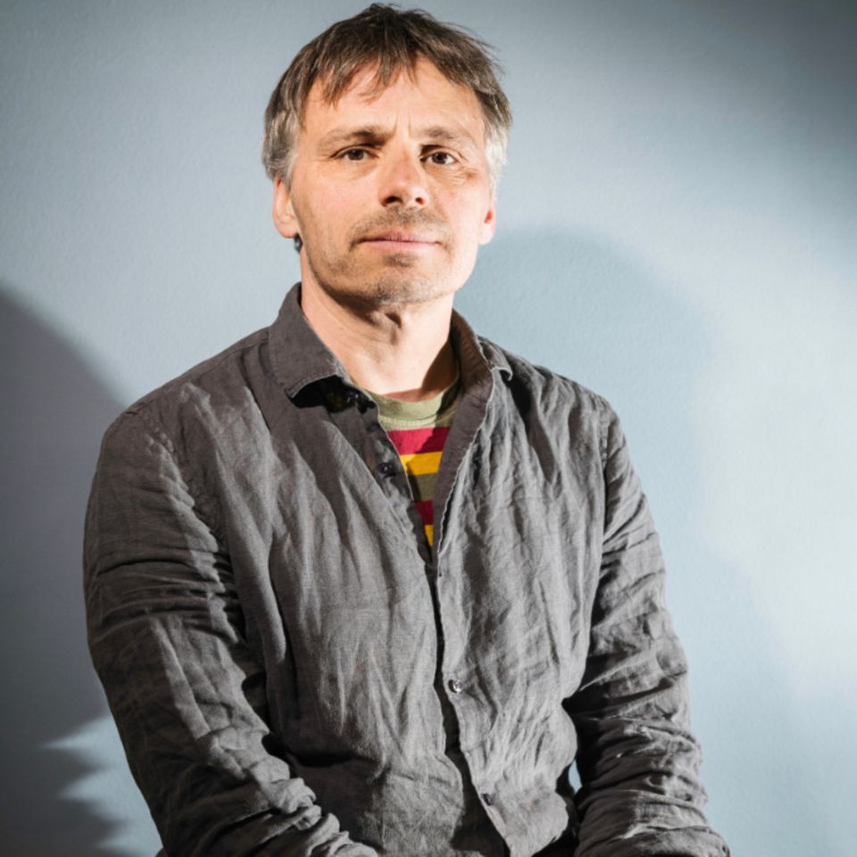 Links der Tierarzt und Zoonosen-Forscher Fabian Leendertz, rechts Affenpocken-Viren unter dem Elektronenmikroskop. Das Bild zeigt eine Probe von 2003
