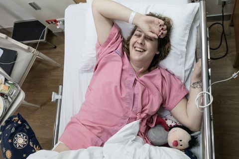 Von Blau zu Rosa: Bei der Aufnahme in der Klinik erhält Ronja Santandrea ein blaues Hemdchen, nach der OP eines in der "Mädchenfarbe" Rosa
