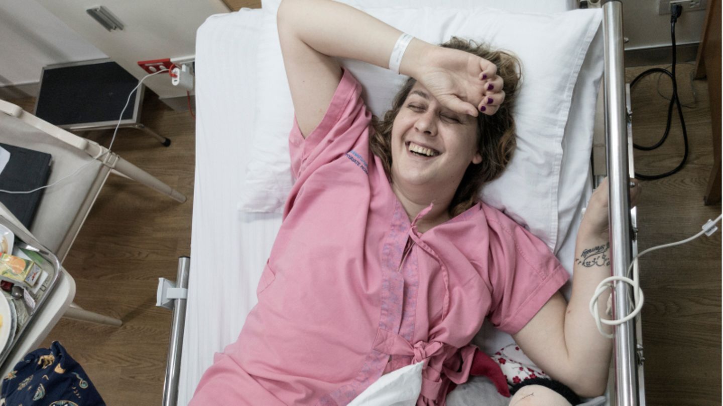 Von Blau zu Rosa: Bei der Aufnahme in der Klinik erhält Ronja Santandrea ein blaues Hemdchen, nach der OP eines in der "Mädchenfarbe" Rosa