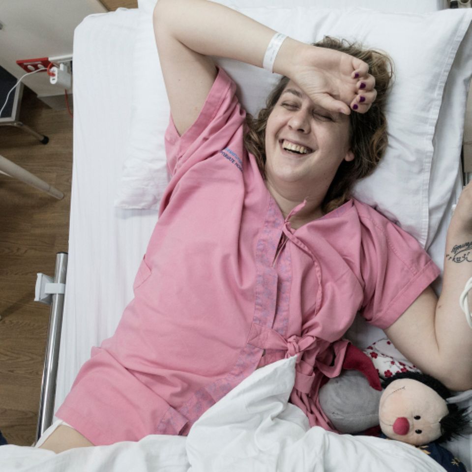 Von Blau zu Rosa: Bei der Aufnahme in der Klinik erhält Ronja Santandrea ein blaues Hemdchen, nach der OP eines in der "Mädchenfarbe" Rosa