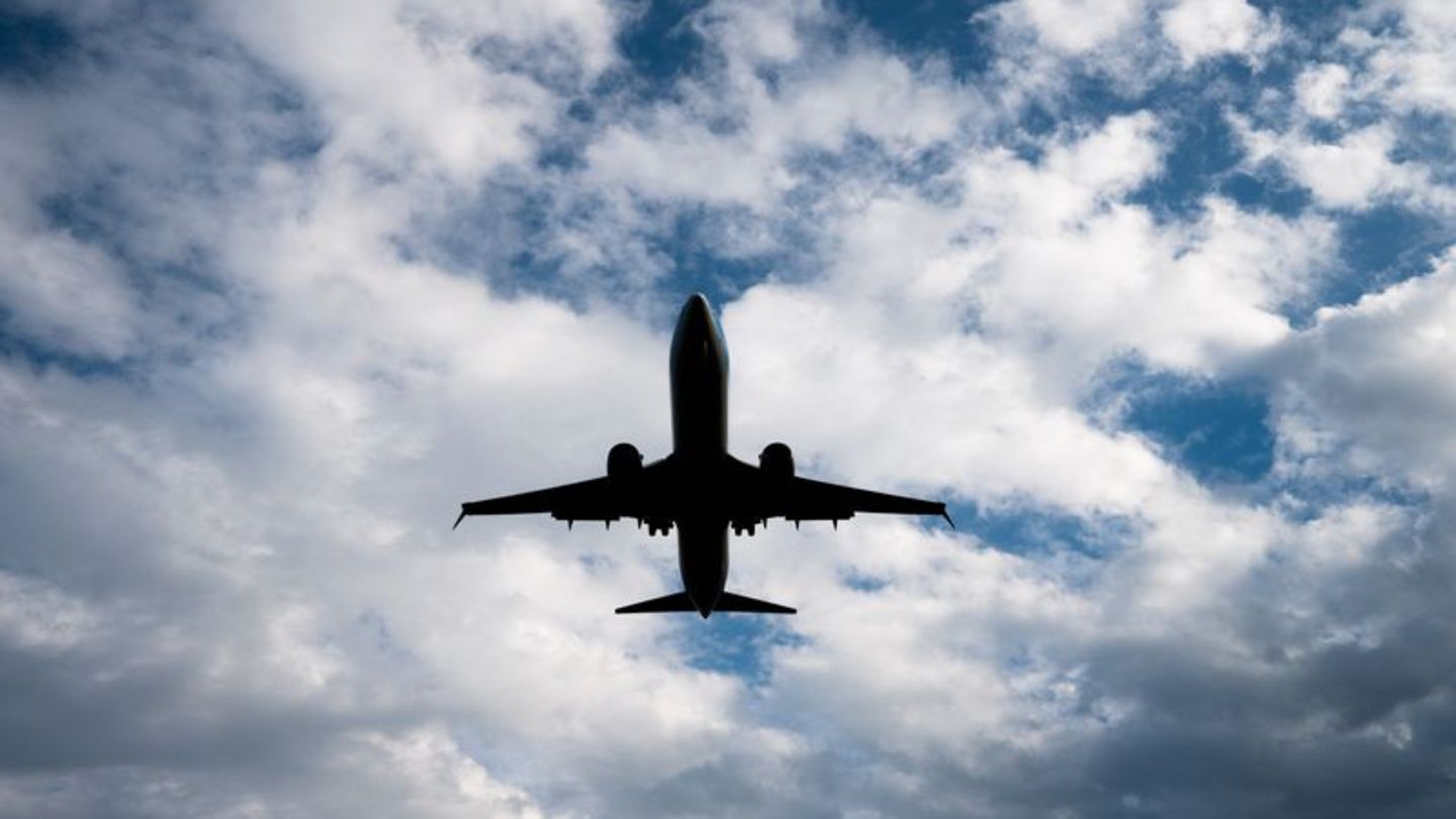 Ein Flugzeug am bewölkten Himmel