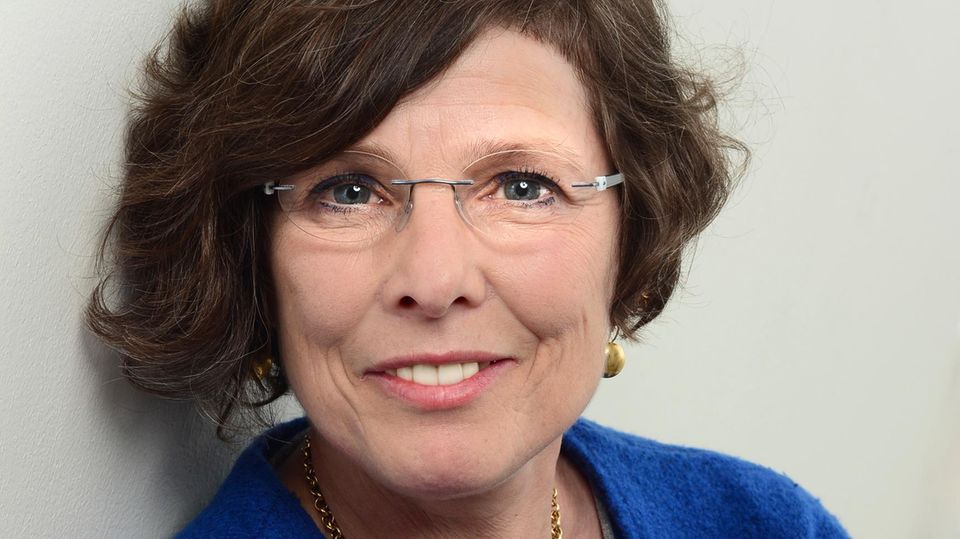 Iris Hannig ist Fachärztin für Psychiatrie, Psycho- und Traumatherapie und leitet die Opferhilfe Hamburg. Als Beraterin steht sie mit ihrem Team Betroffenen von Gewalttaten und Unfällen zur Seite