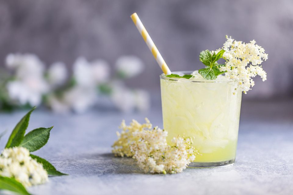 Holunder-Limonade im Glas mit Strohhalm