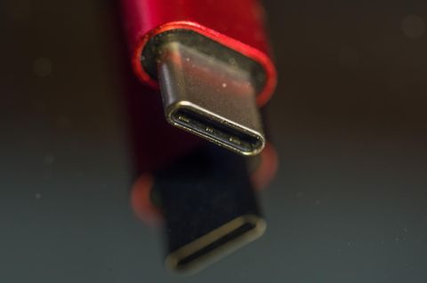 abel mit USB-C-Anschluss: Handys und zahlreiche andere Elektrogeräte müssen in der EU ab Mitte 2024 eine einheitliche Ladebuchse nach dem USB-C-Standard haben