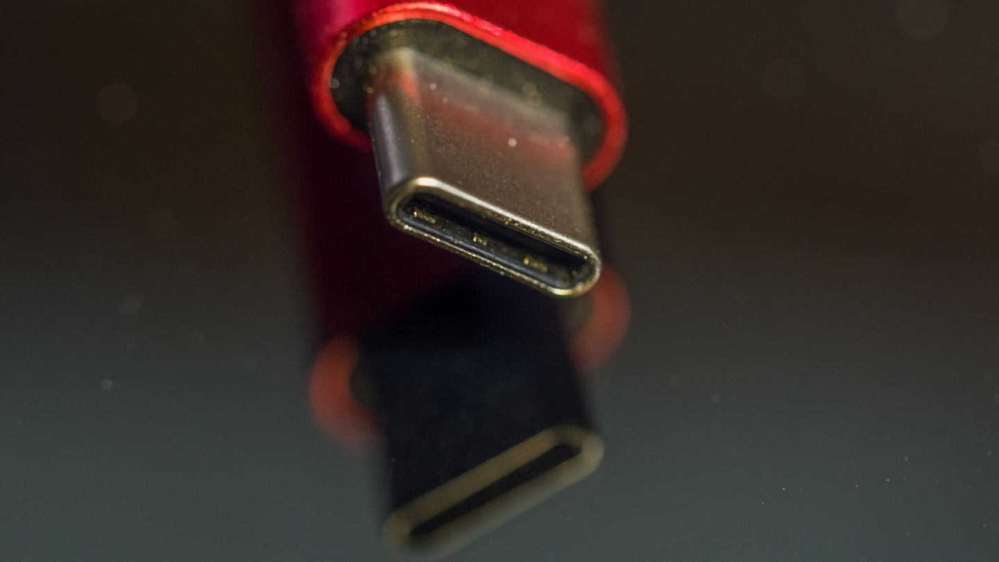 abel mit USB-C-Anschluss: Handys und zahlreiche andere Elektrogeräte müssen in der EU ab Mitte 2024 eine einheitliche Ladebuchse nach dem USB-C-Standard haben