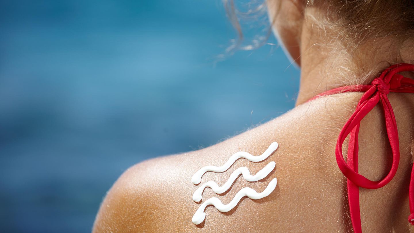 Bis umweltfreundlichere Sonnenschutz-Alternativen marktreif sind, ist der ökologisch beste Schutz vor der Sonne wohl einer, der auf weniger Eincremen setzt, ohne ganz darauf zu verzichten.