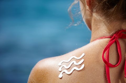 Bis umweltfreundlichere Sonnenschutz-Alternativen marktreif sind, ist der ökologisch beste Schutz vor der Sonne wohl einer, der auf weniger Eincremen setzt, ohne ganz darauf zu verzichten.