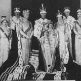 Neuer König ist nun der schüchterne Georg VI, seine Tochter Elisabeth rückt zur Thronfolgerin auf. Als sie erfährt, dass sie künftig im Buckingham Palace leben muss, ist sie geschockt: "Wie bitte?", sagt sie zu ihrer Gouvernante, "meinst du für immer?"