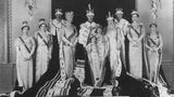 Neuer König ist nun der schüchterne Georg VI, seine Tochter Elisabeth rückt zur Thronfolgerin auf. Als sie erfährt, dass sie künftig im Buckingham Palace leben muss, ist sie geschockt: "Wie bitte?", sagt sie zu ihrer Gouvernante, "meinst du für immer?"
