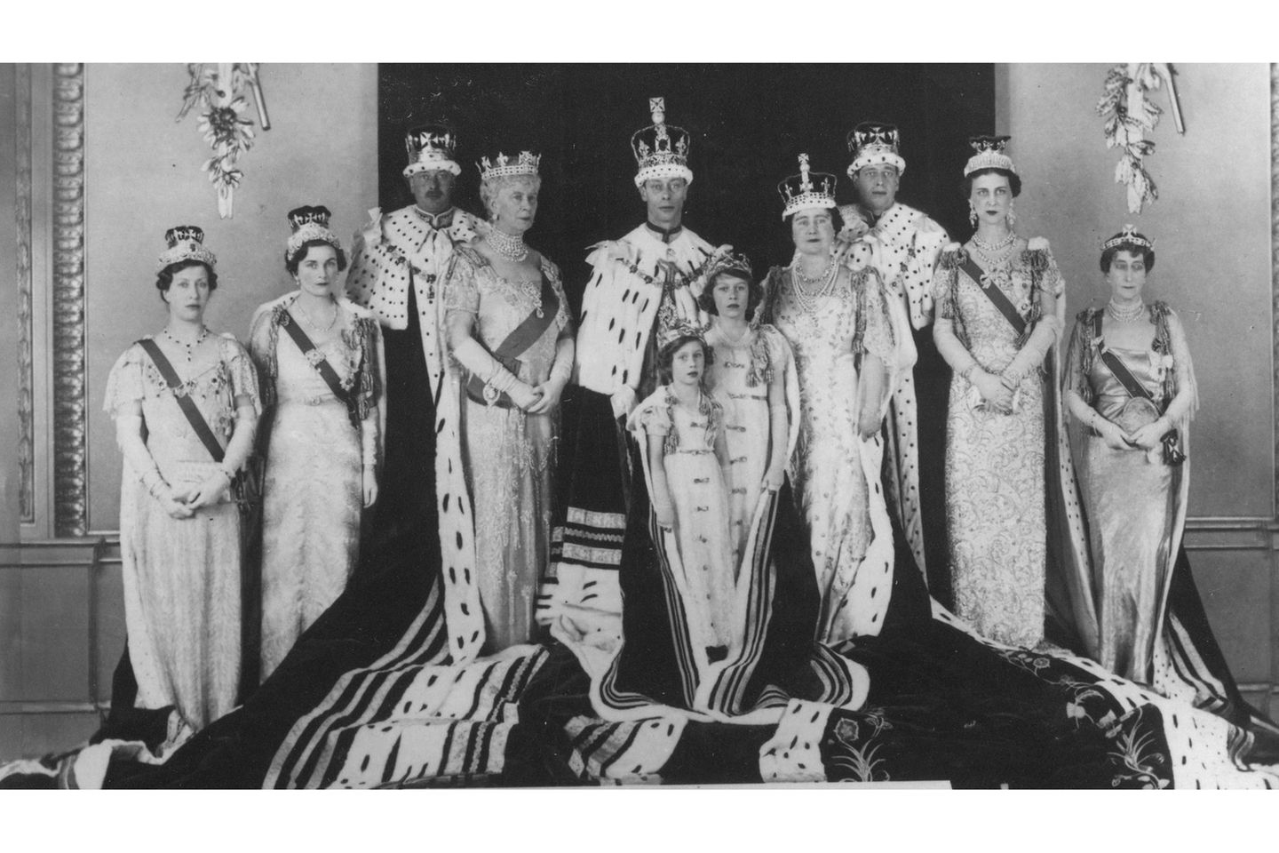 Thronfolgerin Neuer König ist nun der schüchterne Georg VI, seine Tochter Elisabeth rückt zur Thronfolgerin auf. Als sie erfährt, dass sie künftig im Buckingham Palace leben muss, ist sie geschockt: "Wie bitte?", sagt sie zu ihrer Gouvernante, "meinst du für immer?"
