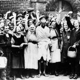 Angeführt von Mohandas Karamchand Gandhi (Mitte), fordern immer mehr Inder die Unabhängigkeit. Im September 1931 besucht der Freiheitskämpfer Großbritannien – und wird bejubelt