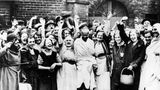 Angeführt von Mohandas Karamchand Gandhi (Mitte), fordern immer mehr Inder die Unabhängigkeit. Im September 1931 besucht der Freiheitskämpfer Großbritannien – und wird bejubelt