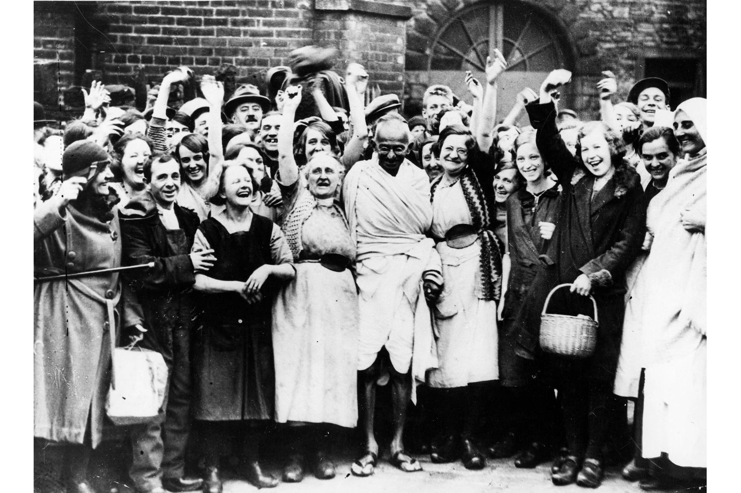 Angeführt von Mohandas Karamchand Gandhi (Mitte), fordern immer mehr Inder die Unabhängigkeit. Im September 1931 besucht der Freiheitskämpfer Großbritannien – und wird bejubelt