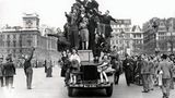 Am 8. Mai 1945 feiern die Londoner die deutsche Kapitulation. Prinzessin Elisabeth hat sich mit ihrer Schwester inkognito unters Volk gemischt – ein Ausflug, von dem es leider kein Foto gibt
