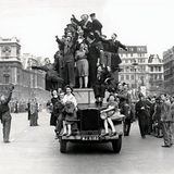 Am 8. Mai 1945 feiern die Londoner die deutsche Kapitulation. Prinzessin Elisabeth hat sich mit ihrer Schwester inkognito unters Volk gemischt – ein Ausflug, von dem es leider kein Foto gibt